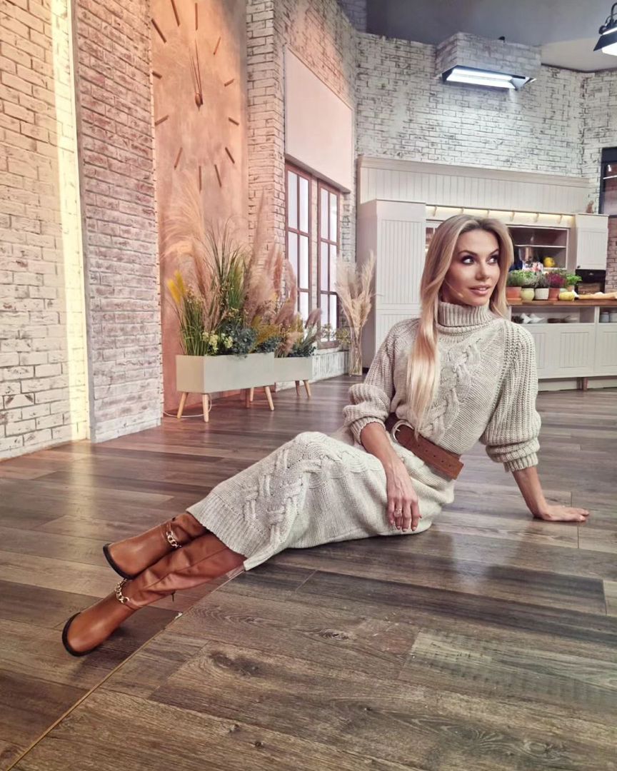 Małgorzata Opczowska w sweterkowej sukience