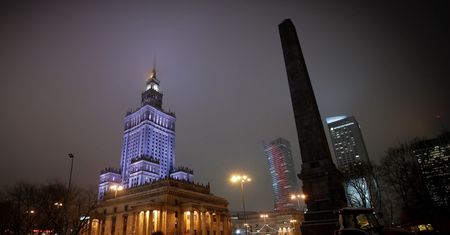 Trzaskowski: PKiN podświetlony na niebiesko, aby podkreślić związek z UE
