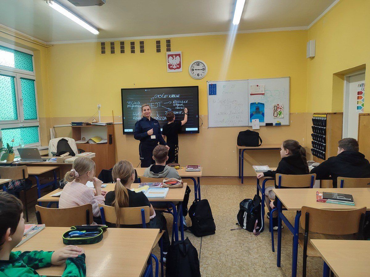 Policjantka z KMP w Legnicy o hejcie i mowie nienawiści w Szkole Podstawowej nr 7