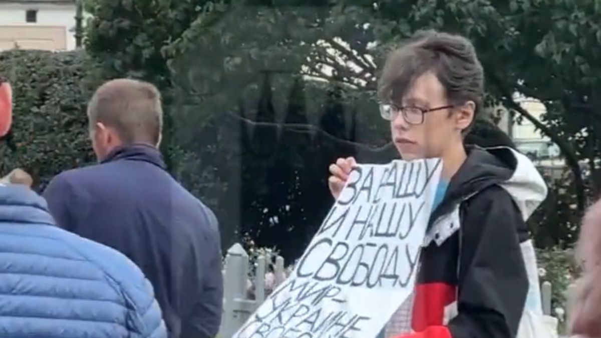 Młody chłopak postanowił zaprotestować w Petersburgu przeciw wojnie oraz władzom w Rosji