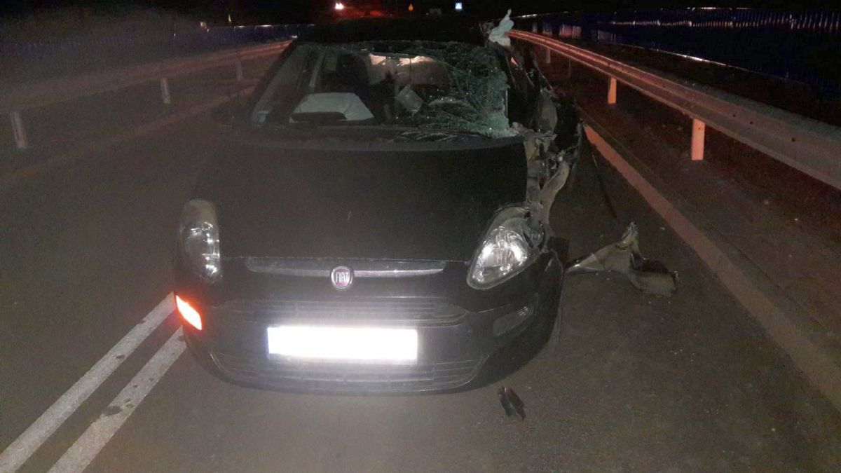 Fiat zniszczony przez ciągnik.