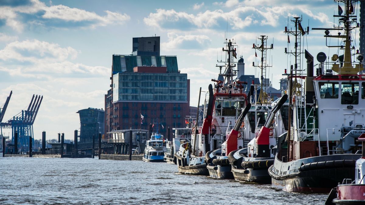 Reporter baza 2020-06-c
Hamburg, Hamburger, Europa, europe, Norddeutschland, norddeutsch, Hansestadt, germany, Deutschland, Aussenaufnahme, draussen, tagsueber, Stadt, city, norddeutsche,   Hafen Hamburg, port of Hamburg, Hamburger Haefen, Elbe, Fluss, Stillstand, leere, due to corona virus no activities in the harbour, Wirtschaft, economy, Hafenwirtschaft,  Landungsbruecken, Landungsbruecke, Anlegestelle, Tourismus, Touristen,   Bezirk Mitte, St. Pauli,   ?? Henning Angerer, Tel 0175 244 32 72, foto@henningangerer.de



fot. Pixathlon/REPORTER



niemcy korona virus pandemia epidemia puste ulice
Henning Angerer