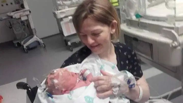 Urodził się z sześcioma palcami.