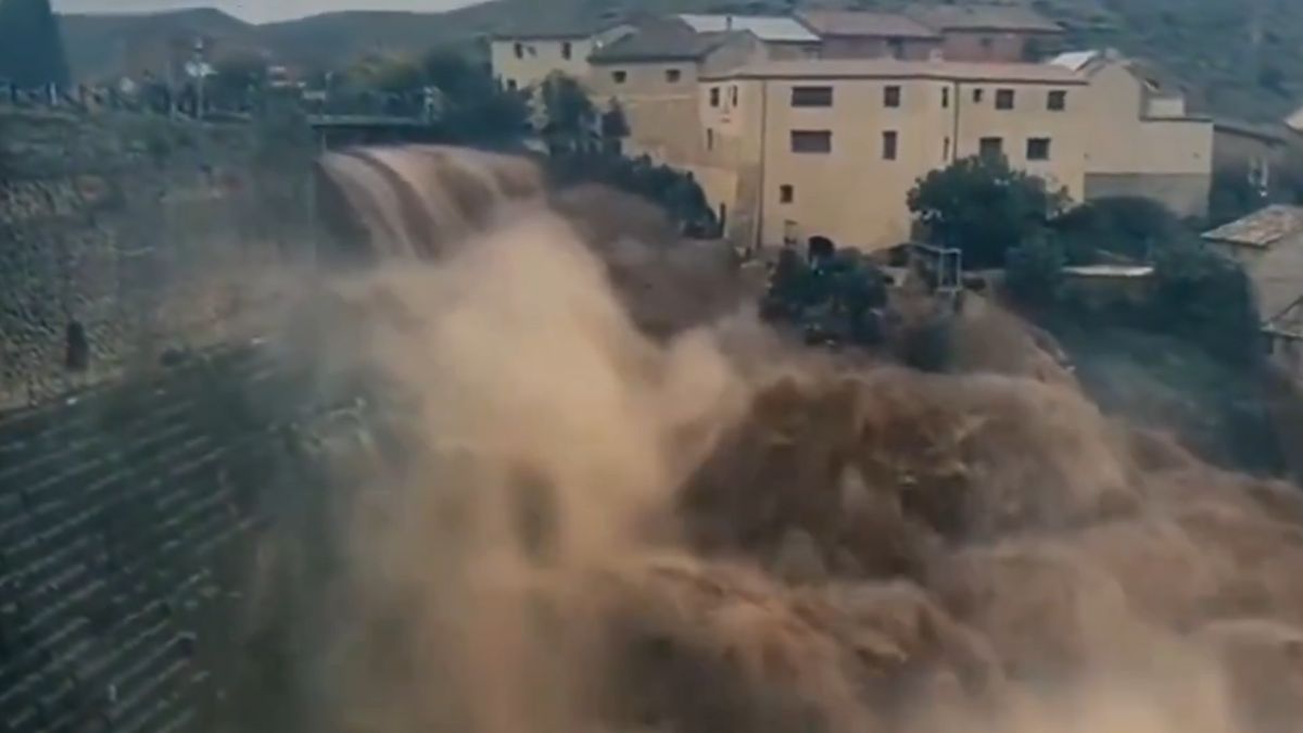 zapora w Almonacid de la Cuba podczas powodzi