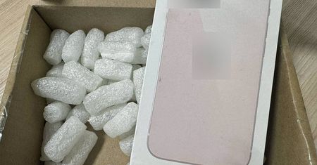 Kupiła dziecku telefon. Zawartość paczki zaskoczyła kobietę