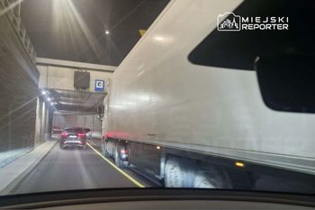 Warszawa: Ciężarówką chciał wjechać do tunelu w Al. Jerozolimskich