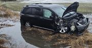 Krąplewice: Toyota uderzyła w drzewo. Mokra droga bywa zdradliwa. Policjanci ostrzegają