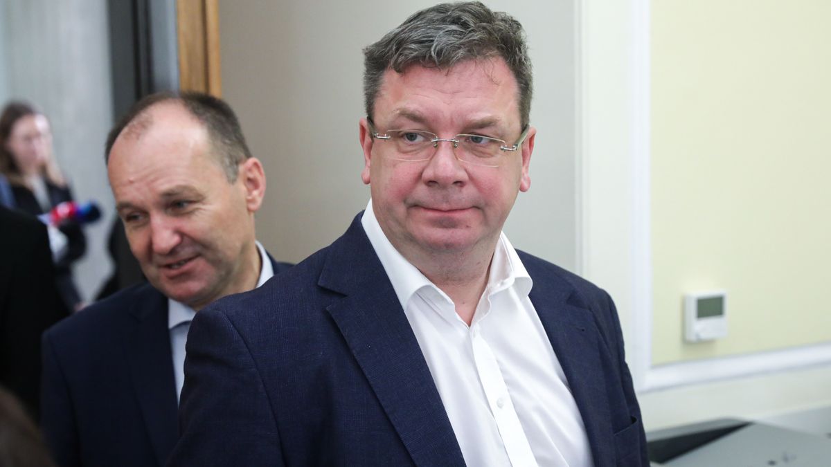 Warszawa, 28.12.2023. Poseł PiS Michał Wójcik (P) podczas posiedzenia sejmowej Komisji Finansów Publicznych w Sejmie w Warszawie, 28 bm. Komisja zajmuje się rządowym projektem ustawy budżetowej na rok 2024. (jm) PAP/Tomasz Gzell