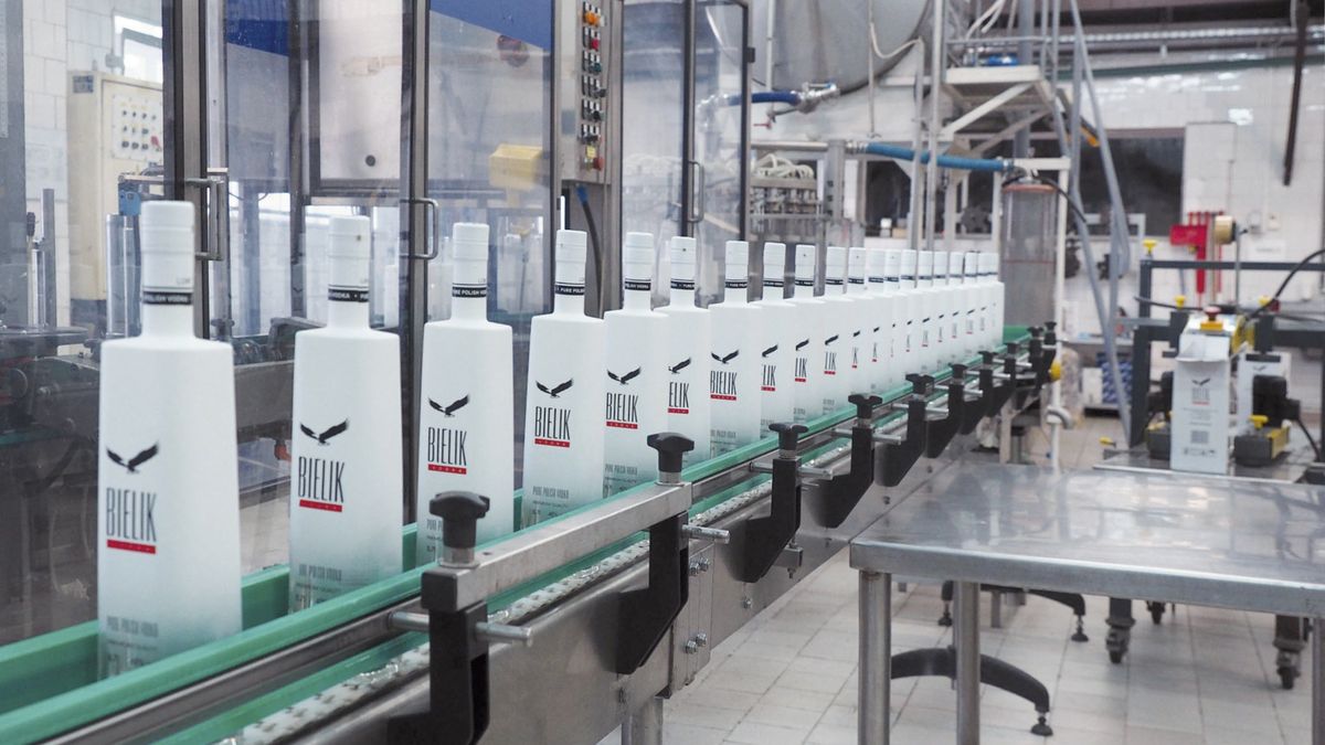 Mazurska Manufaktura Alkoholi produkuje m.in. wódki: "Bielik" i "Wódka z Mazur".