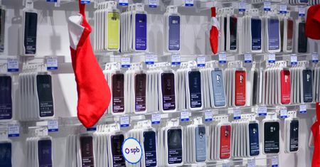 Na pokrowiec do Samsunga Galaxy S20 możesz trochę poczekać. Podziękuj koronawirusowi