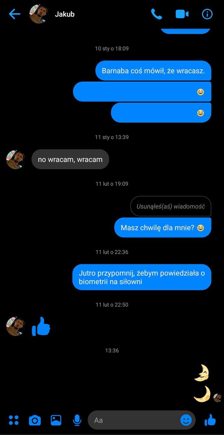 Widok rozmowy w trybie ciemnym