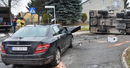 Zderzenie dostawczaka i osobowego Mercedesa. Kierowca za wymuszenie otrzymał wysoki mandat