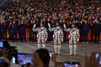 Tajkonauci zostają dłużej na orbicie. Podano powód