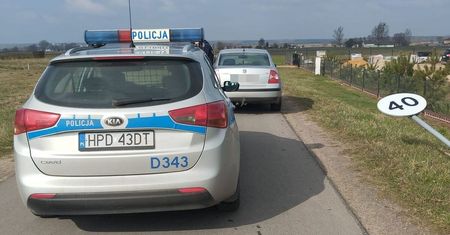 Spanikował na widok radiowozu. Wjechał w znak drogowy. Jak się okazało, był pijany i nie miał uprawnień