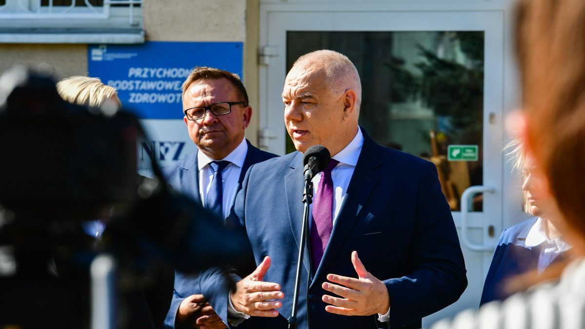 Miniser Jacek Sasin stoi murem za "5 dla zwierząt"