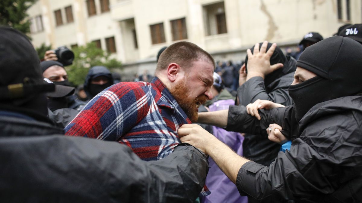 Georgian policemen detain an opposition party supporter during a rally against a draft bill on 'foreign agents' in downtown of Tbilisi, Georgia, 13 May 2024. Participants demand the repeal of the bill on 'foreign agents,' which will be considered in the third reading on May 13. EPA/DAVID MDZINARISHVILI Dostawca: PAP/EPA.