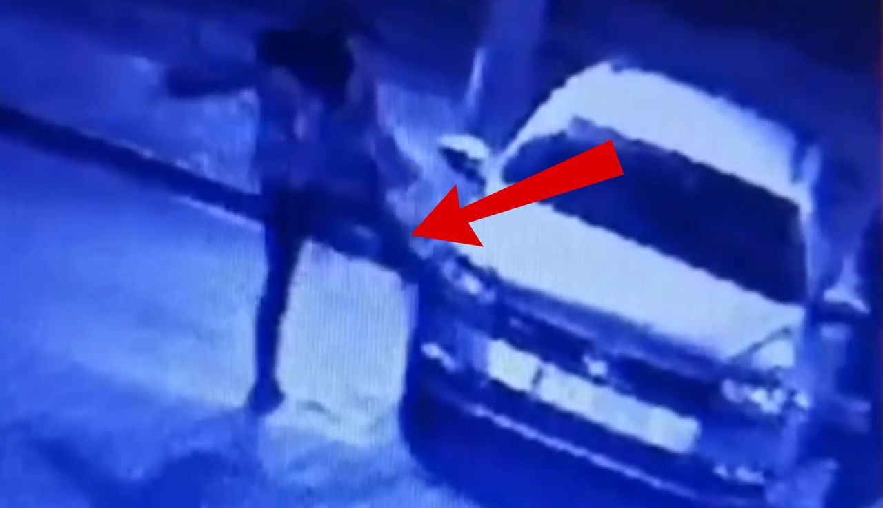 Uchwycił ich monitoring. Skandal, co robili. 17 aut na koncie