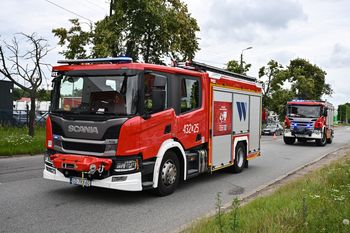 Dostawczak wpadł do rowu na zakopiance. Trzy osoby zostały ranne