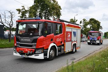 Dostawczak wpadł do rowu na zakopiance. Trzy osoby zostały ranne