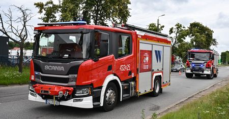 Dostawczak wpadł do rowu na Zakopiance. Trzy osoby zostały ranne