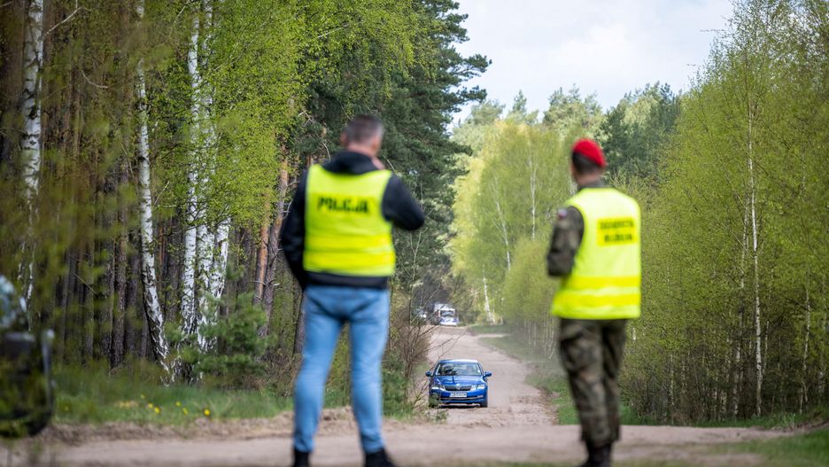 s�u�by
Tytus �mijewski
las, niezidentyfikowany, obiekt wojskowy, policja, powietrzny obiekt wojskowy, szcz�tki, wojskowa, znalezisko, �andarmeria