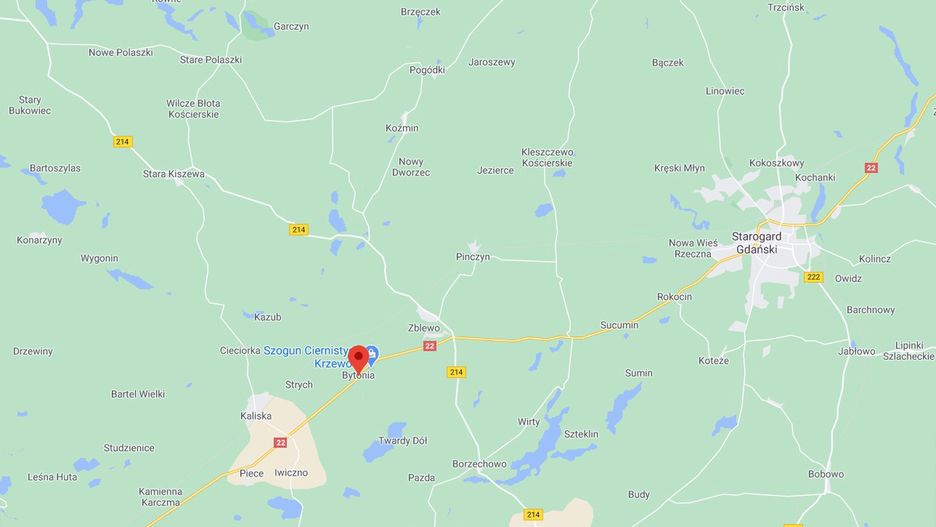 Na drodze krajowej nr 22 na trasie Chojnice - Starogard Gdański (Pomorskie), w miejscowości Bytonia samochód uderzył w drzewo.