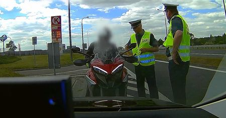 Inspektorzy CANARD-u w nieoznakowanym radiowozie ukarali motocyklistę i skuterzystę