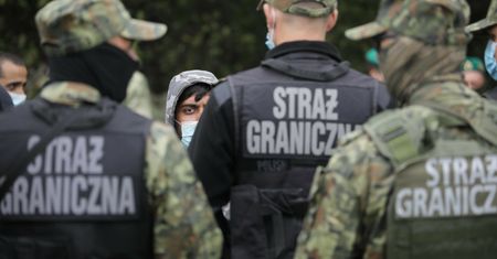 Strażnicy mogą strzelać do migrantów? Bosak powiedział wprost