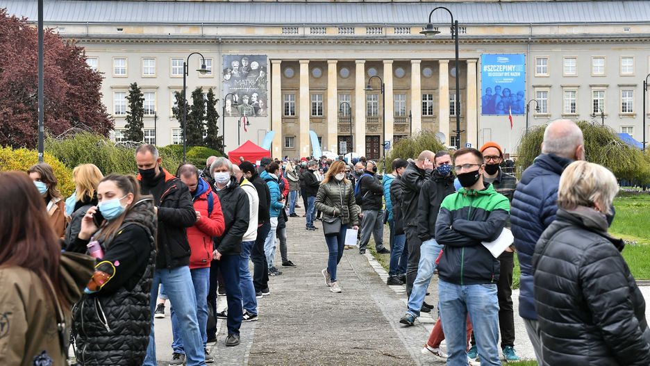 Wrocław, 01.05.2021. Koronawirus w Polsce. Kolejka przed punktem szczepień masowych przeciwko COVID-19 we Wrocławiu, 1 bm. w ramach akcji 'Zaszczep się w Majówkę'. (kf) PAP/Maciej Kulczyński