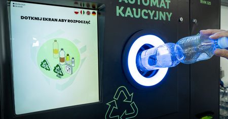 Kaucja za butelki wróci prosto na kartę. W Polsce staną tysiące maszyn