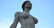 Rzeźba nagiej kobiety w centrum miasta. "Antymęska, feministyczna agenda"