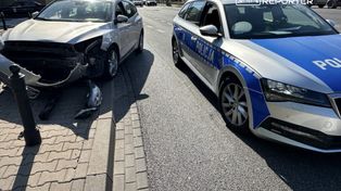 Warszawa: Groźna kolizja w Alei Krakowskiej. Latarnia runęła o centymetry od pieszych