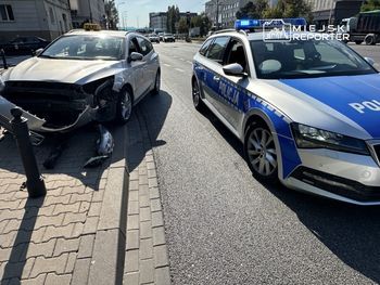 Warszawa: Groźna kolizja w Alei Krakowskiej. Latarnia runęła o centymetry od pieszych
