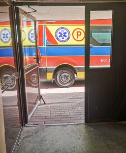 Kobieta wciągnięta pod śmieciarkę. Jest w ciężkim stanie