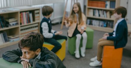 Nowi koledzy, nowa klasa – jak wspierać dziecko w budowaniu relacji?