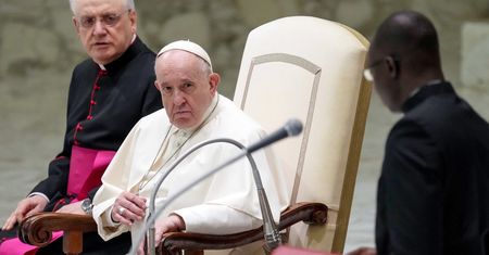 Nagrali papieża pod sklepem. Teraz zabrał głos. Wielu jest zdziwionych