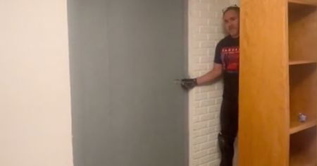 Mieszkali w domu przez cztery lata. Zmroziło ich, gdy odkryli ukryty pokój