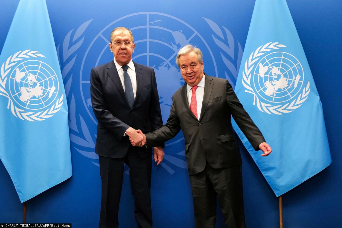 Kontrowersyjny uścisk dłoni. Szef ONZ spotkał się z Ławrowem