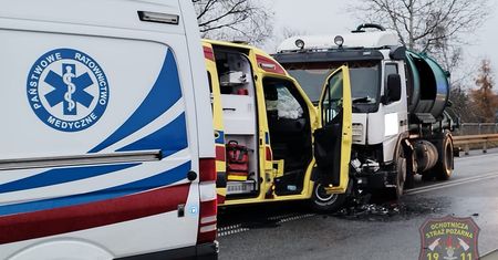 Karetka jechała do zdarzenia na S17. Podczas wyprzedzania zderzyła się czołowo z szambiarką. Trzy osoby ranne