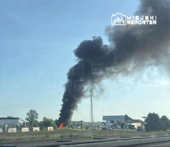 Warszawa: Pożar samochodu osobowego. Na miejscu straż pożarna