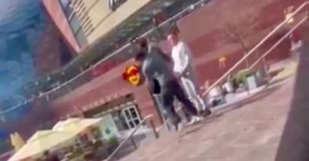 Warszawa: Brutalny atak przed Złotymi Tarasami. 20-latek po ciosie spadł ze schodów