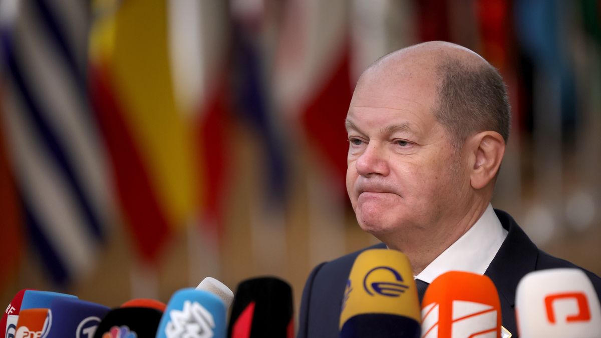 Germany's Chancellor Olaf Scholz speaks to the media as he arrives for a European Council in Brussels, Belgium, 14 December 2023. EU leaders are gathering in Brussels for a two-day summit to discuss the latest developments in relation to Russia's invasion of Ukraine, and in the Middle East, including the humanitarian situation in Gaza, the block's enlargement policy and long-term budget 2021-2027, as well as security and defense, among other topics. EPA/OLIVIER MATTHYS Dostawca: PAP/EPA.