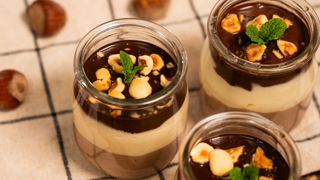 Warstwowe deserki ze słoiczka. Smakują jak słynne batoniki