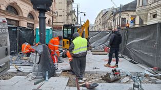 Łódź: Zaczął się montaż słupków blokujących wjazd na Piotrkowską