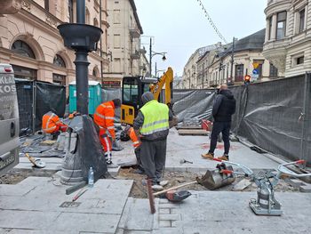 Łódź: Zaczął się montaż słupków blokujących wjazd na Piotrkowską