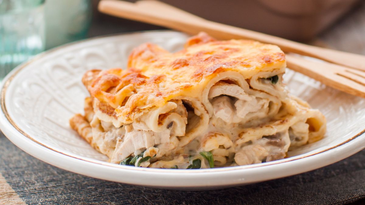 Naleśniki przekładam kremowym farszem z kurczakiem i pieczarkami