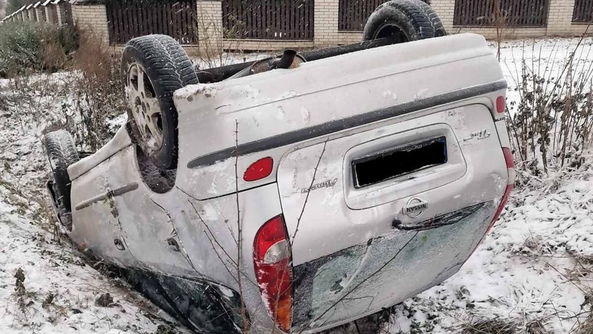 Nissan dachował w rowie w Kłodnicy Górnej