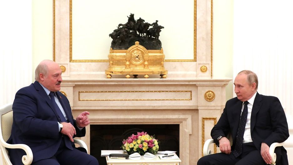 Aleksander Łukaszenko sprzedał nasz kraj Putinowi. Białorusini walczą więc o swoją niepodległość, o swoją ojczyznę - wyjaśnia Alaksandr Azarau, szef ruchu partyzanckiego.