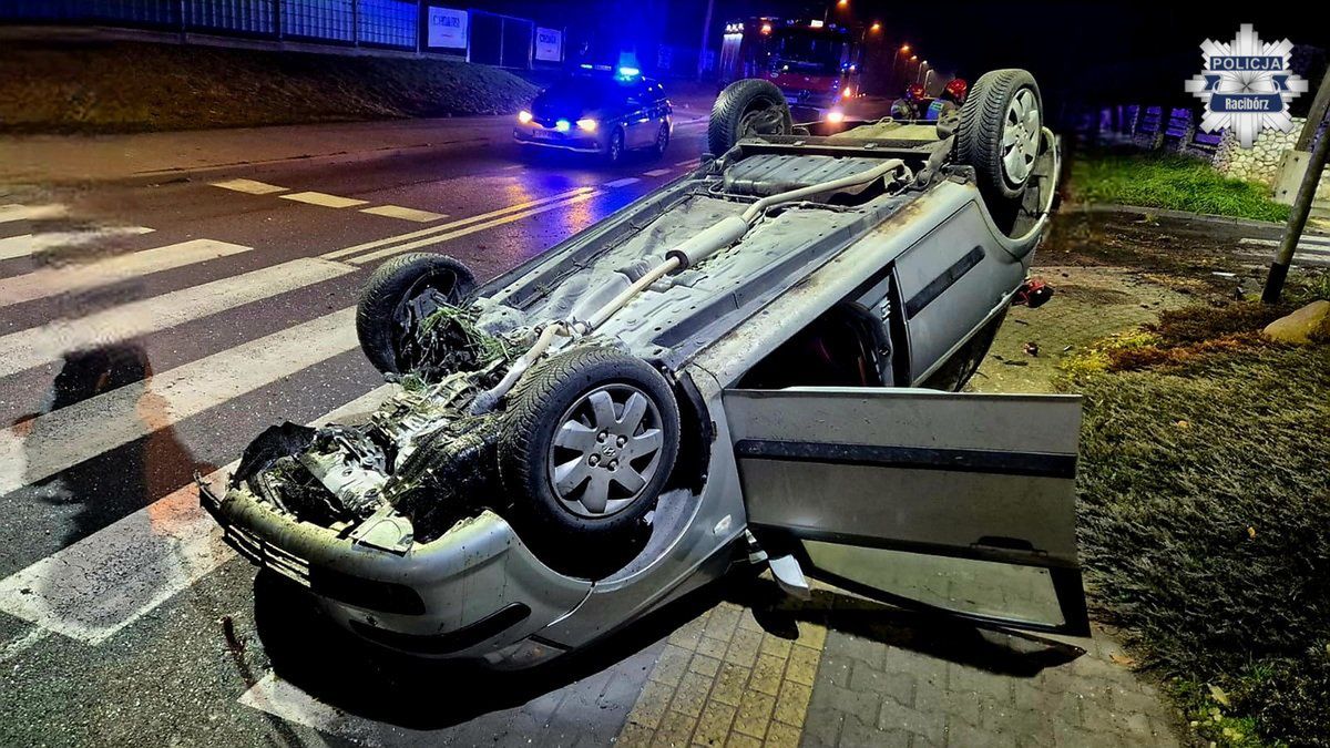 23-latek dachował w Roszkowie. "Najpewniej zasnąłem za kierownicą" – tłumaczył kierowca