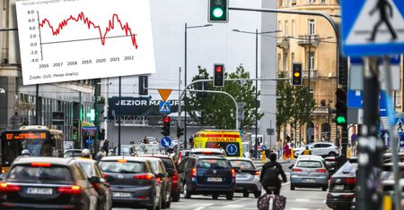 Polacy ubożeją, ale w danych o wynagrodzeniach jest coś, co niepokoi jeszcze bardziej. "Spirala dalej napięta"